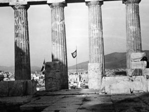 Il Partenone di Atene con la bandiera nazista