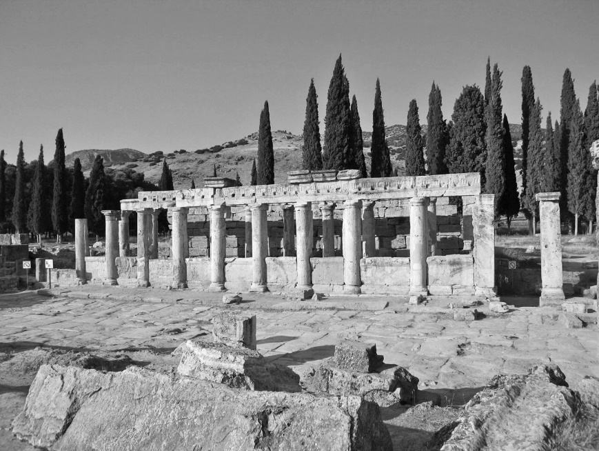 Resti archeologici con colonne e cipressi