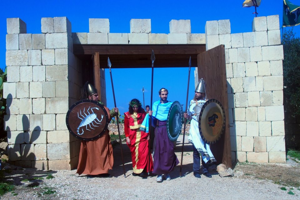 Rievocazione storica due guerrieri con scudo all'ingresso di re e regina