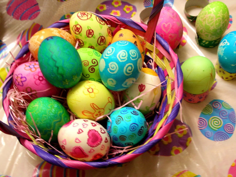 Cestino uova colorate della Pasqua Ortodossa