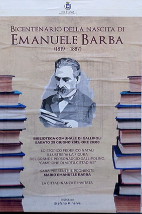 Manifesto del bicentenario di Emanuele Barba con ritratto al centro tra due colonne di libri
