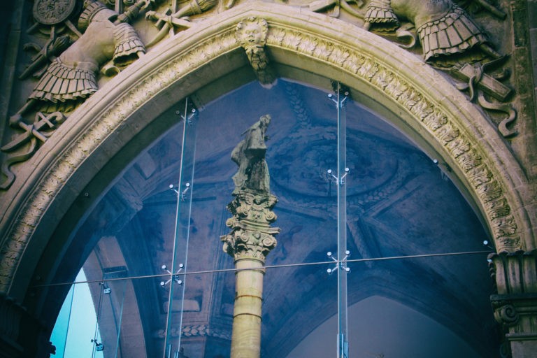  La statua di Sant'Oronzo si rispecchia nella vetrata del Sedile.
