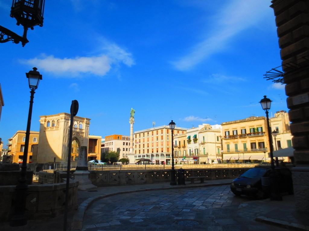 Colonna e statua di  Sant'Oronzo nell'omonima piazza.