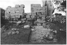 Foto in bianco e nero dei resti di un muro della masseria Quattro Macine