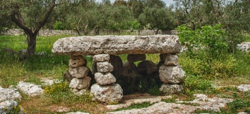 Dolmen di Minrvino composto da otto colonne di pietra e in lastrone in appoggio
