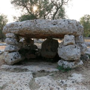 Dolmen Li Scusi a Minervino di Lecce. Una grande lastra di pietra sostenuta da otto pilastri formati da blocchi di pietra.