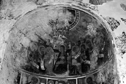 Foto in bianco e nero con madonna e santi di affresco nell'abside