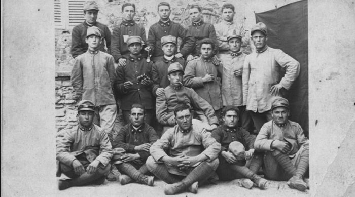 Foto in bianco e nero di gruppo di soldati