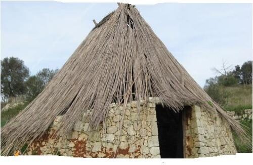 Ricostruzione di una capanna Messapica realizzata con blocchi in pietra per la muratura e rami per il tetto