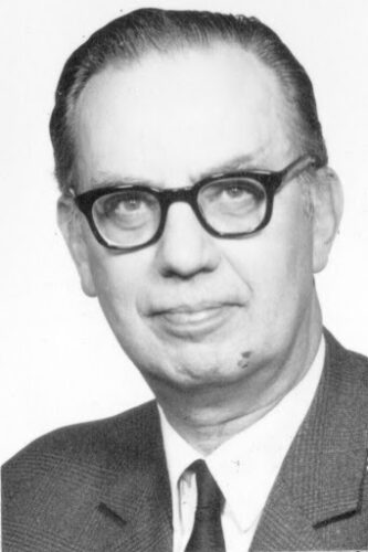 Sten Gustaf Thulin foto in bianco e nero. Umo di mezza età con occhiali