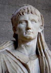 Particolare scultoreo del volto di Augusto Ottaviano