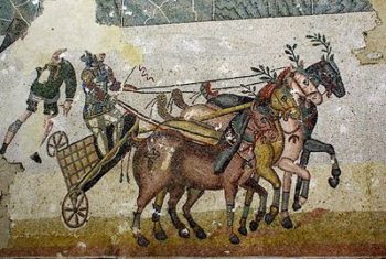 Rappresentazione della quadriga romana. Uomo sulla biga trainata da quattro cavalli