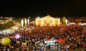 Panoramica del Santuario di S.Rocco durante la festa e folla di fedeli