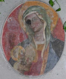 Affresco della Madonna delle Grazie e bambino, La Madonna ha l'occhio destro coperto da una macchia nera