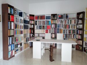 Guagnano Biblioteca storia tradizioni Storia Locale del Salento e delle Forze Armate. Librerie e tavolo di consultazione