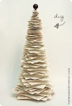 Albero di Natale con fogli di carta infilzati su fil di ferro e pallina in cima