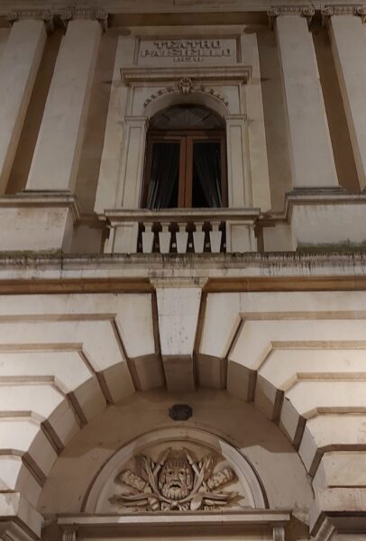 Teatro Paisiello Lecce. Particolare del prospetto arcata e soprastante finestra con balconcino e insegna del teatro