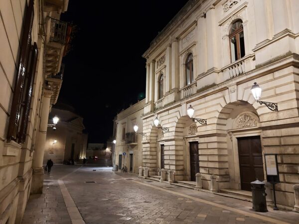 Fotografia notturna di Lecce. Teatro Paisiello su Via Palmieri
