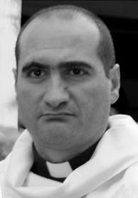 Fotografia in bianco e nero del volto di un sacerdote stempiato di mezza età