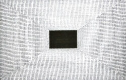 Opera d'arte in bianco e nero rettangolare con scritte che seguono il perimetro sino a giungere al rettangolo nero centrale