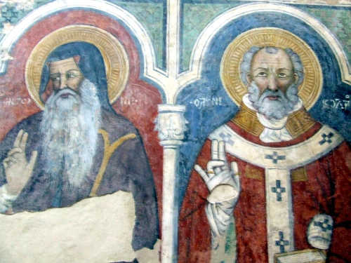 Affresco di due santi a sinistra santo con manto blu e barba bianca e lunga, a destra santo stempiato con abito talare rosso e barba bianca corta