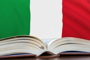 foto di libro aperto con tricolore italiano sullo sfondo