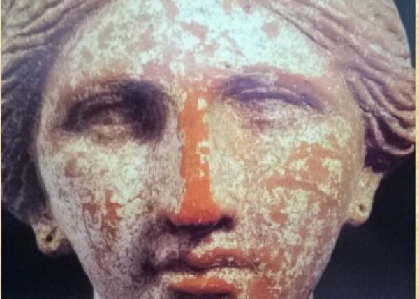 Particolare del viso di statua di donna messapica