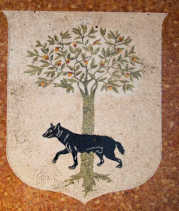 mosaico dello stemma cittadino con lupa passante davanti ad un albero di leccio (particolare)