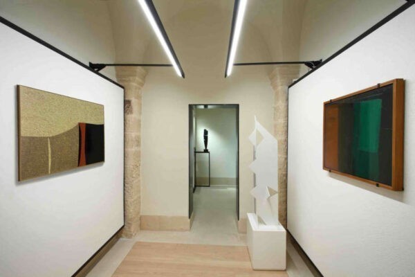 Sala espositiva con quadri e sculture