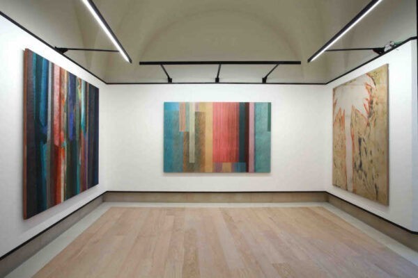 Sala espositiva con tre opere pittoriche di grande formato sulle tre pareti a vista