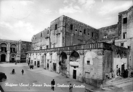 Cartolina d'epoca in bianco e nero raffigurante la piazza ri Ruffano con il Castello con balconata e terrazzo in pietra con piccole finestre