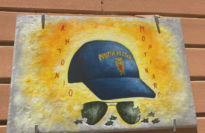 Quadro dipinto con cappellino blu e occhiali da sole frantumati e nome di Antonio Montinaro