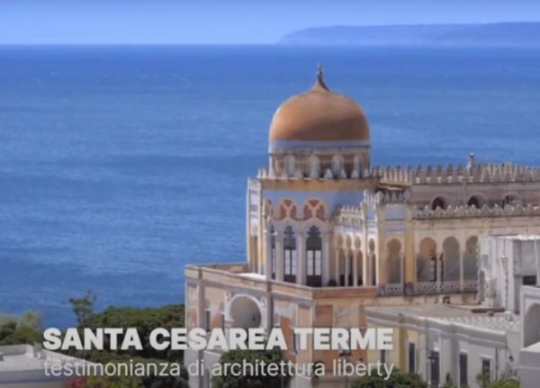 Foto a colori di palazzo liberty con il mare sullo sfondo