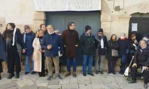 manifestazione di solidarietà davanti la casa di Felice Basile per impedirne lo sgombero