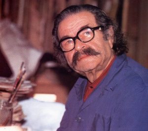 Foto di uomo anziano con occhiali capelli e baffi neri