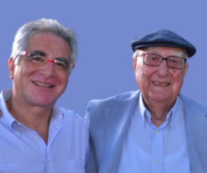 Foto di due uomini anziani sorridenti con occhiali