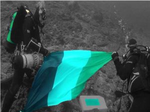 Sommozzatori depongono la bandiera italiana sul luogo dell'affondamento del Piroscafo Oria