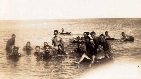 Foto del 1944 in bianco e nero con uomini italiani nel Mar Egeo