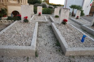Tombe dei piloti della marina militare britannica nel cimitero di Otranto.