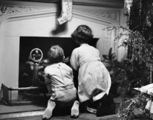 Natale-Due-bambini-in-attesa-di-Babbo-Natale.-Photo-by-George-Marks-Retrofile-Getty-Images.-Stati-Uniti-1950-circa