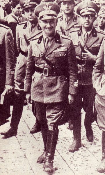 Fotografia in bianco e nero del generale Nicola Bellomo in divisa insieme ad altri militari
