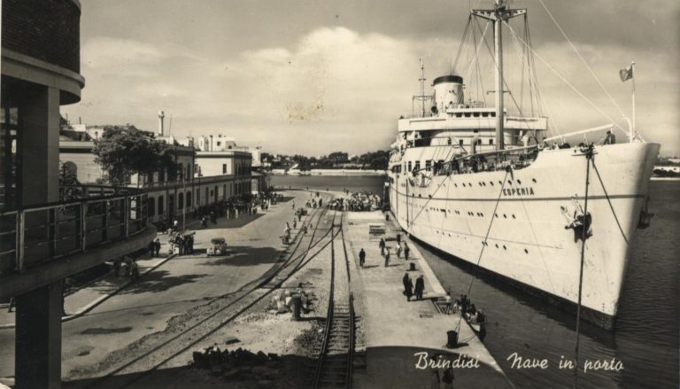 Fotografia in bianco e nero di nave in porto negli anni Sessanta