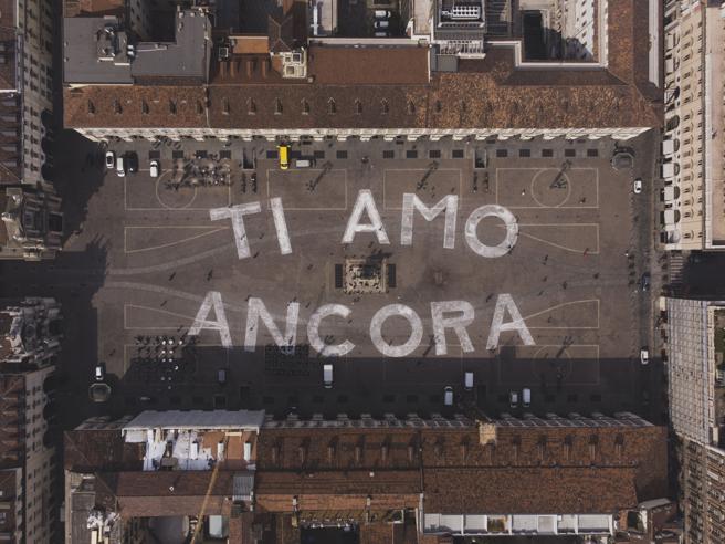 Torino scritta apparsa oggi in piazza
