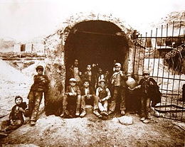 Sicilia_-_Carusi_all’imbocco_di_un_pozzo_della_zolfara,_1899