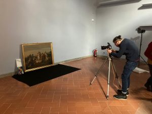 Un fotografo professionista ritrae un dipinto su tela, durante il lavoro di catalogazione alla Galleria dell'Accademia di Firenze.