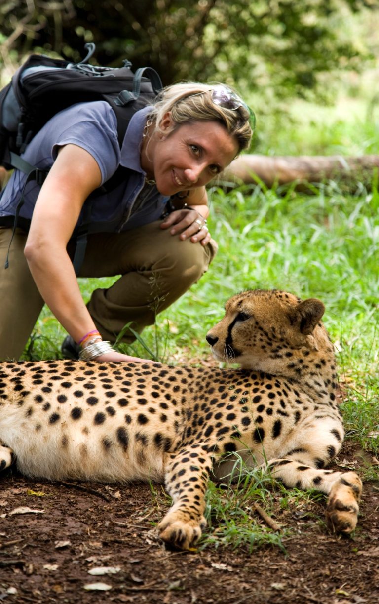 foto della reporter Betty Colombo che accarezza un ghepardo