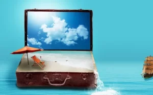Una valigia aperta con immagini che fanno pensare alle vacanze