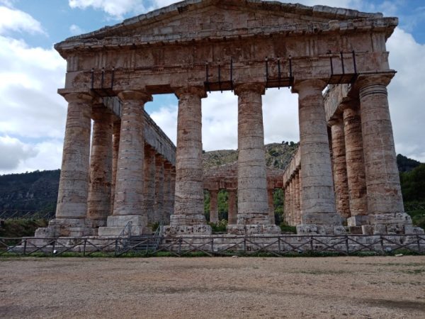 Tempio di Segesta (TP) – Foto di Giovanni Teresi
Il tempio di Segesta (Trapani): un misterioso monumento greco in una città èlima