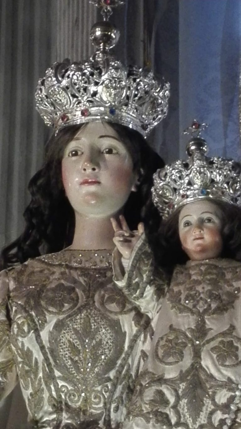 statua Madonna del Rosario con bambino a Gallipoli