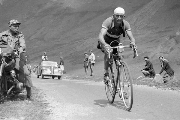 Gino Bartali corre in bici tra i militari della seconda guerra mondiale